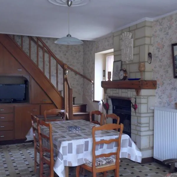 Maison restaurée - bien ensoleillée - calme，位于LʼÎle Bouchard的酒店