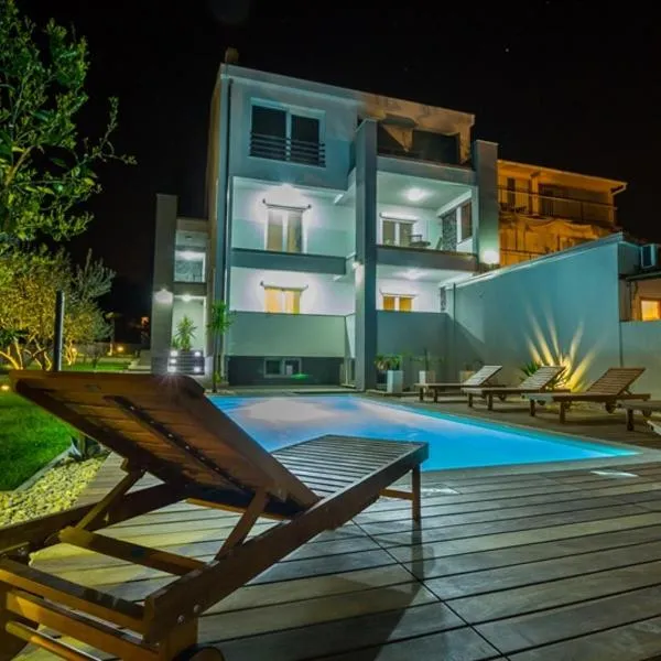Apartmani Pocco Locco，位于比奥格勒·纳·莫鲁的酒店