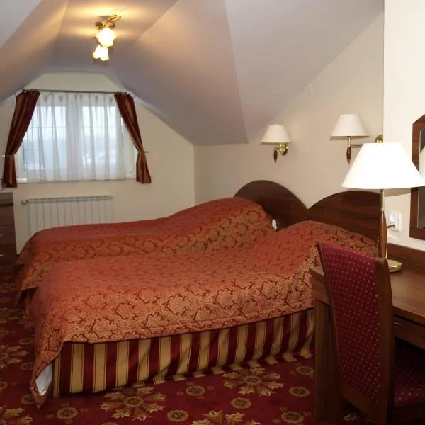 热拉科斯酒店，位于Siennica的酒店