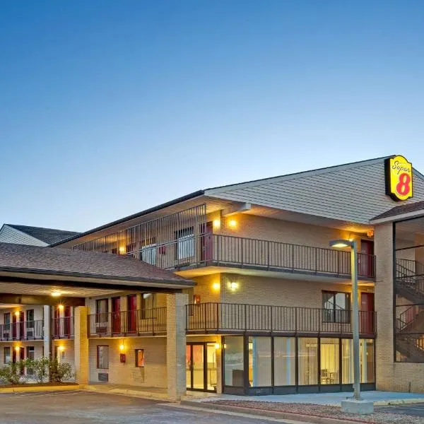 弗雷德里克斯堡速8汽车旅馆，位于Fourmile Fork的酒店