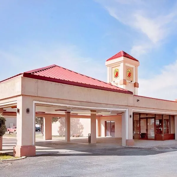 Super 8 by Wyndham Plainview，位于普莱恩维尤的酒店