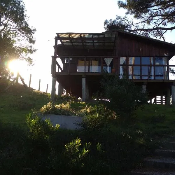 Cabaña en la playa. ventanales y terraza al mar，位于帕尔克德尔普拉塔的酒店