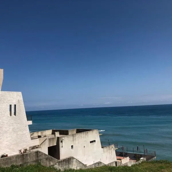 礁岩海湾主题民宿，位于盐寮的酒店