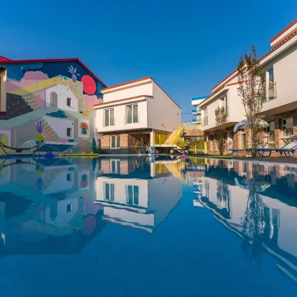 Nayino Resort Hotel，位于Mihail Kogălniceanu的酒店