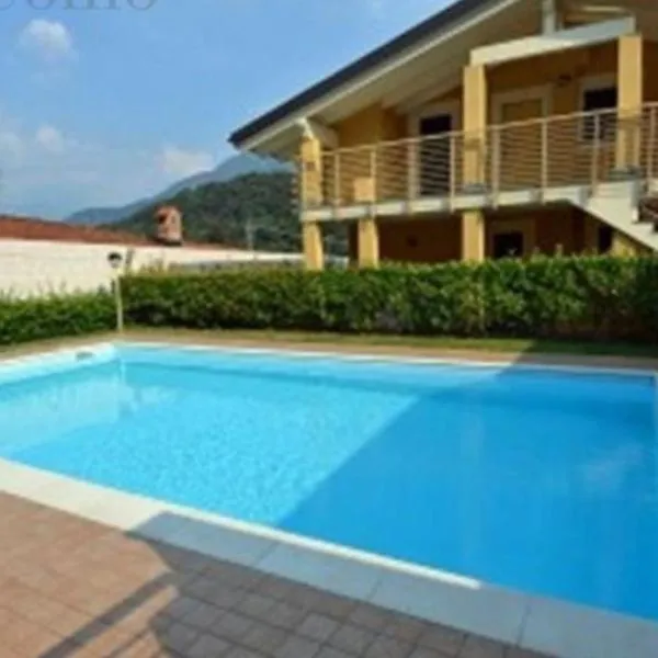 Attico with swimming pool，位于伦诺的酒店
