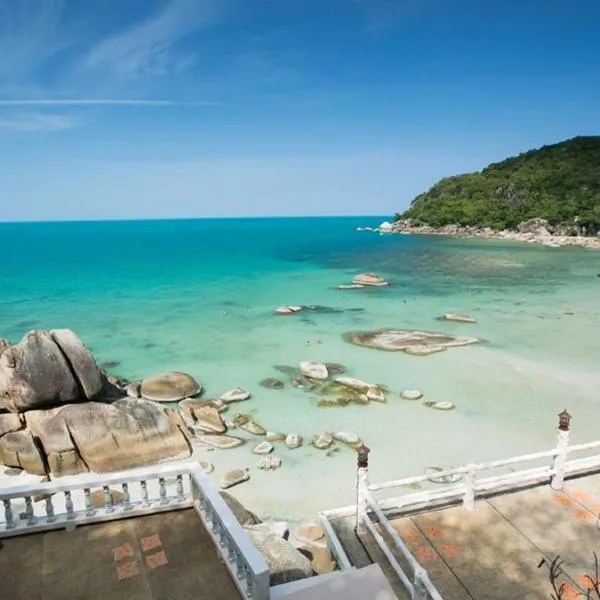 水晶湾海滩度假酒店，位于Ban Thung的酒店
