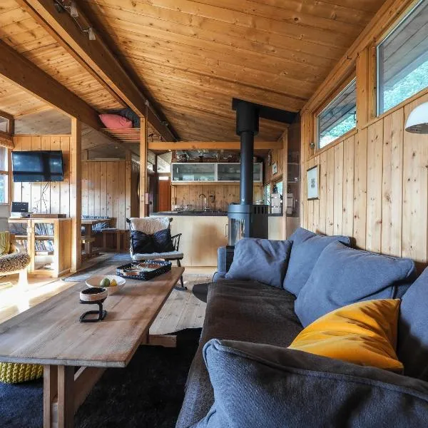 Lovely Cabin in the Capital Area with hot tube，位于Garðabær的酒店