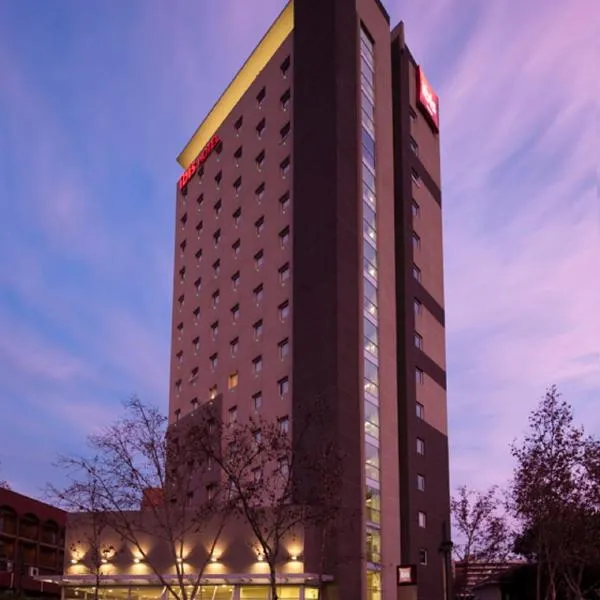 圣地亚哥普罗维登宜必思酒店，位于Apoquindo的酒店