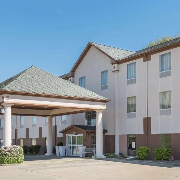 Seasons Inn & Suites Highland，位于Jamestown的酒店