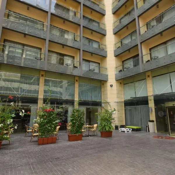 Ramada by Wyndham Downtown Beirut，位于Al Qanţārī的酒店