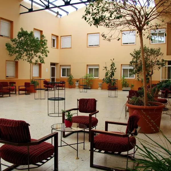 AHC酒店，位于卡塞雷斯的酒店