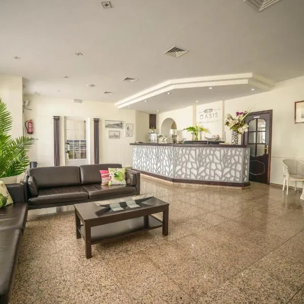 Hotel Oasis Familiar，位于赫雷斯德洛斯卡瓦列罗斯的酒店