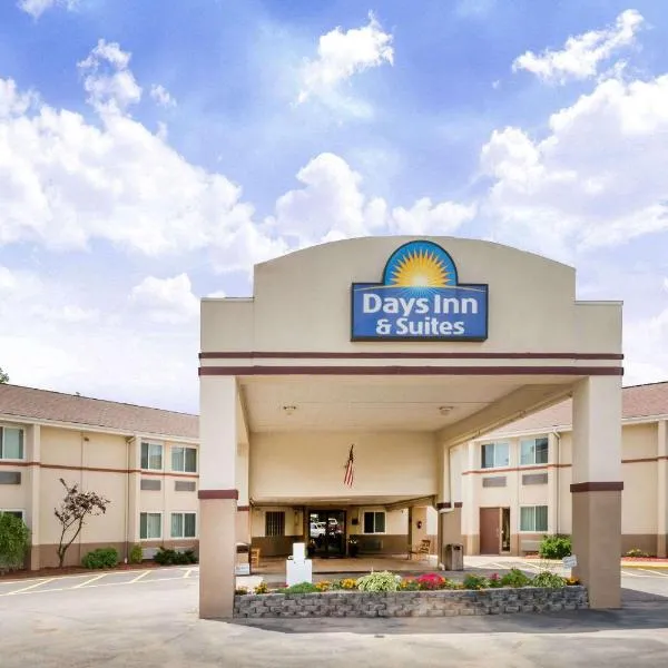 Days Inn & Suites by Wyndham Bridgeport - Clarksburg，位于布里奇波特的酒店