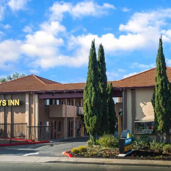 皮诺尔大学伯克利分校戴斯酒店，位于圣巴勃罗的酒店