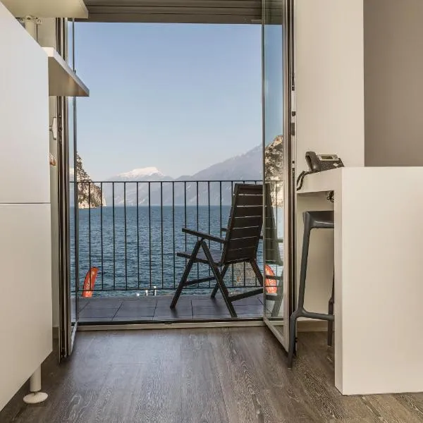 Campione Univela Rooms & Beds - Private Beach，位于坎皮奥内·德尔·加尔达的酒店