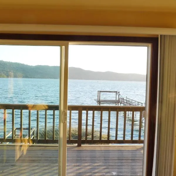 Overlooking clearlake from the living room，位于克利尔莱克的酒店