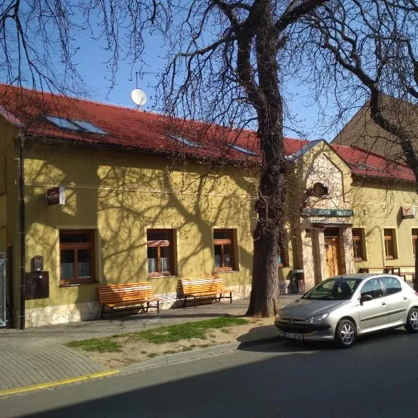 Penzion Pod Kaštany Kvasice，位于Milovice的酒店