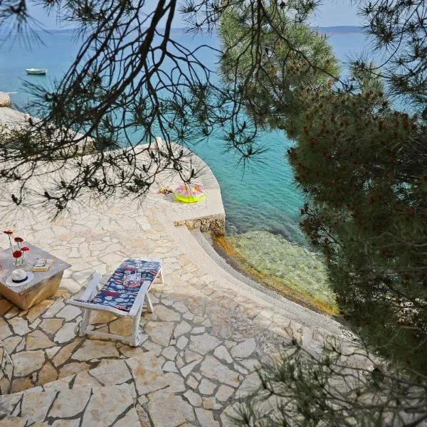 Apartments by the sea Starigrad Paklenica，位于特利巴尼克鲁斯奇卡的酒店