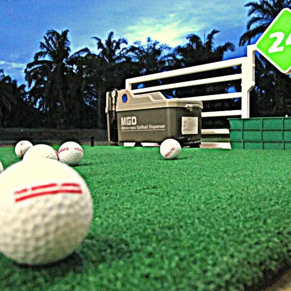 高尔夫球练习场棕榈度假酒店，位于Ban Krabi Noi (1)的酒店
