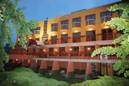 米纳瓦酒店 ，位于Kimle的酒店