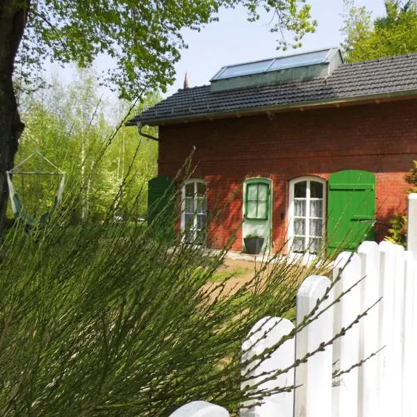 Bahnhof Droyßig - Übernachten im Denkmal，位于Teuchern的酒店