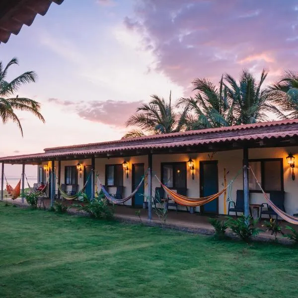 维闹海滩度假酒店及冲浪营，位于Isla de Cañas的酒店