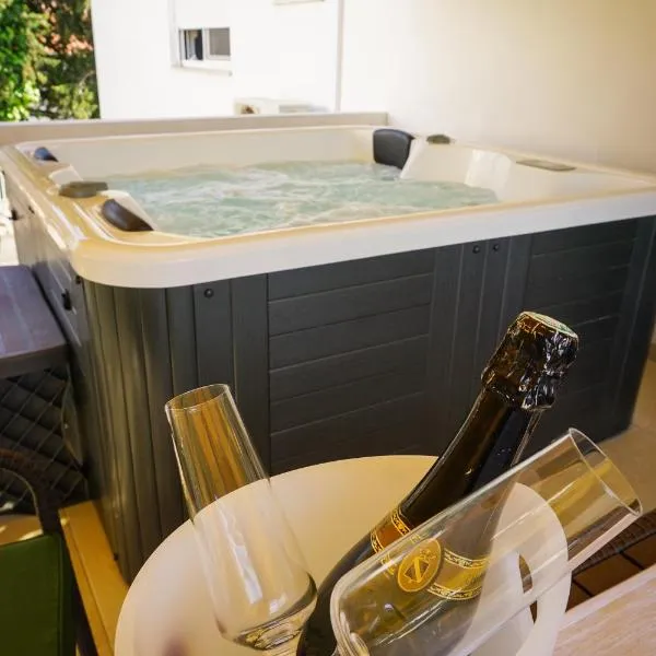 Apartment Paula with Private Jacuzzi and Parking- near the Beach，位于扎达尔的酒店