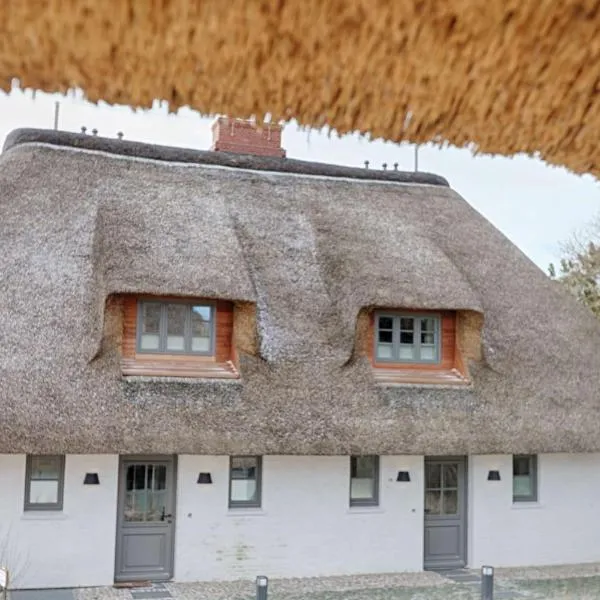 Rantum Dorf - Ferienappartments im Reetdachhaus 1& 2，位于兰图姆的酒店