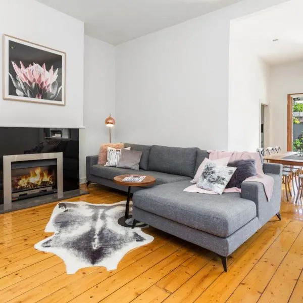 Central Bendigo Cottage, walk to everywhere!!，位于本迪戈的酒店