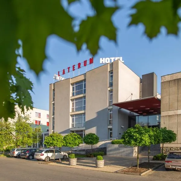 拉特龙酒店，位于Cserkút的酒店