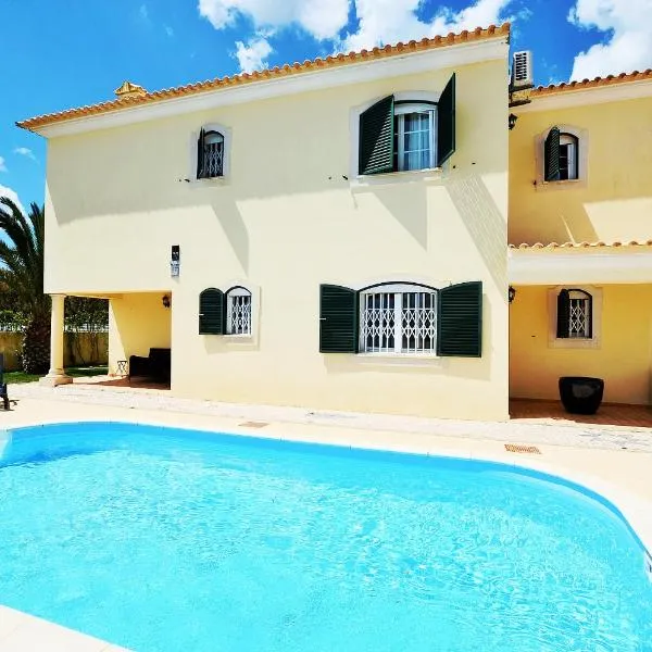 Suites & Beds DP Albufeira，位于阿尔布费拉的酒店