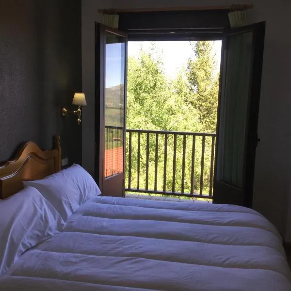 五棵榛子树酒店，位于Vallejera de Riofrío的酒店