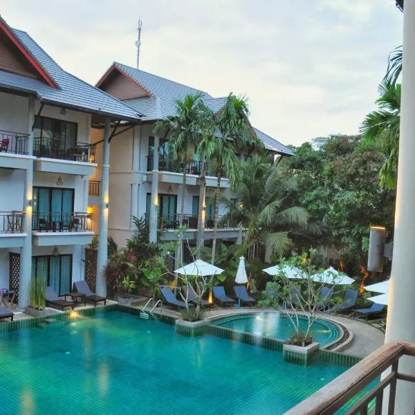 Navatara Phuket Resort - SHA Extra Plus，位于奈汉海滩的酒店