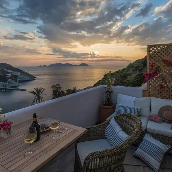 Maridea Casa Vacanza- Le Alcove sul Mare Suites，位于蓬扎的酒店