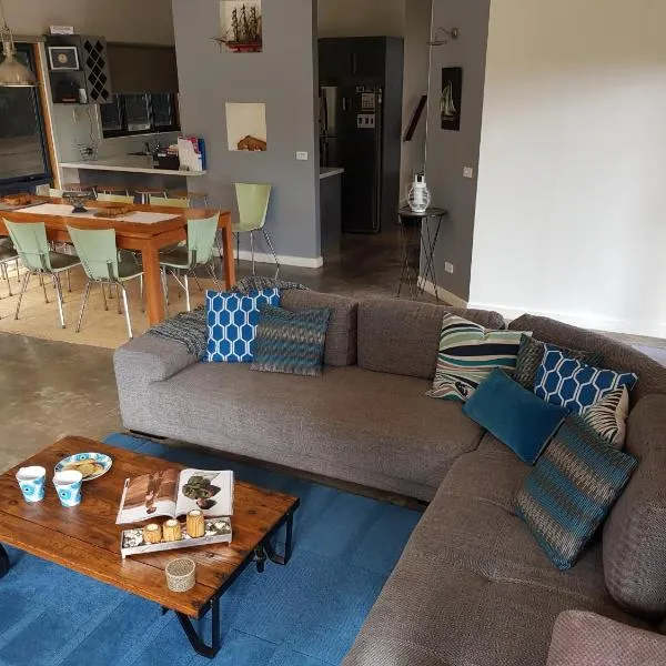 Bay Breeze Beach Holiday Home，位于Corinella的酒店