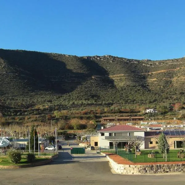 拉诺格拉露营地，位于Castelló de Farfaña的酒店