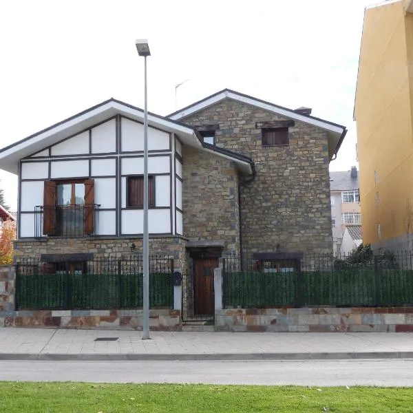 Casa con jardín frente ciudadela，位于哈卡的酒店