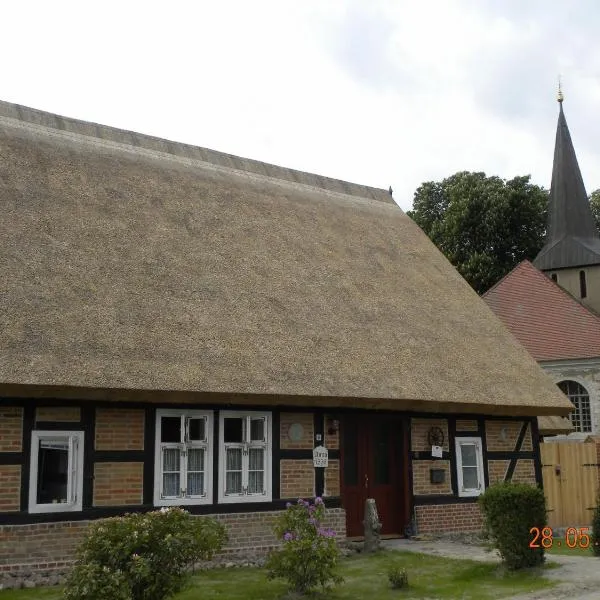 Historisches Küsterhaus Reetdachträume，位于Putzar的酒店