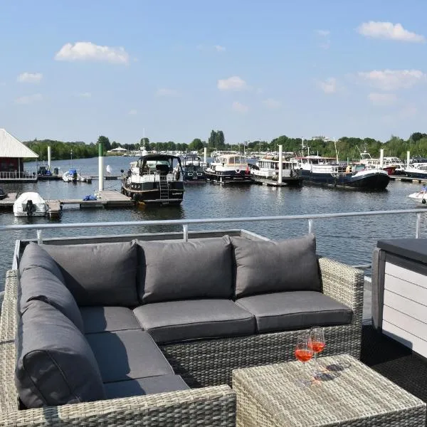 Cosy floating boatlodge, "Paris"，位于马斯特里赫特的酒店