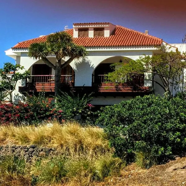 Lovely house views&garden，位于San José de Caideros的酒店
