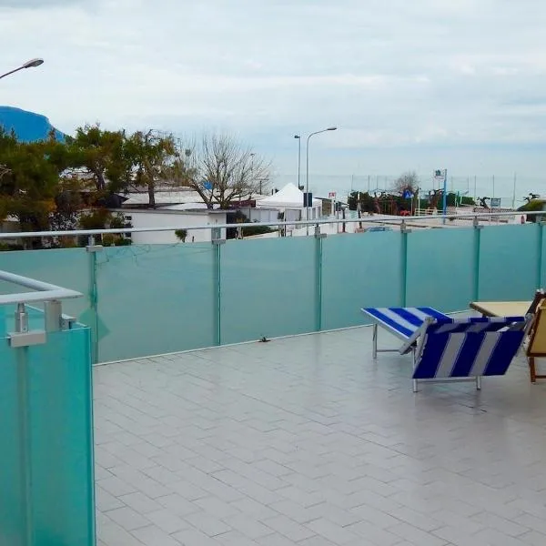 M146 - Marcelli, bilocale fronte mare con ampio terrazzo，位于马瑟利的酒店