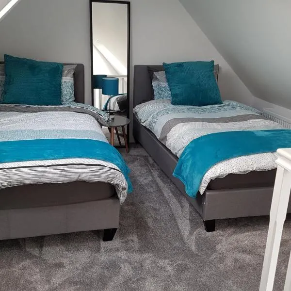 2 Serviced Apartments in Childwall-South Liverpool - Each Apartment Sleeps 6，位于利物浦的酒店