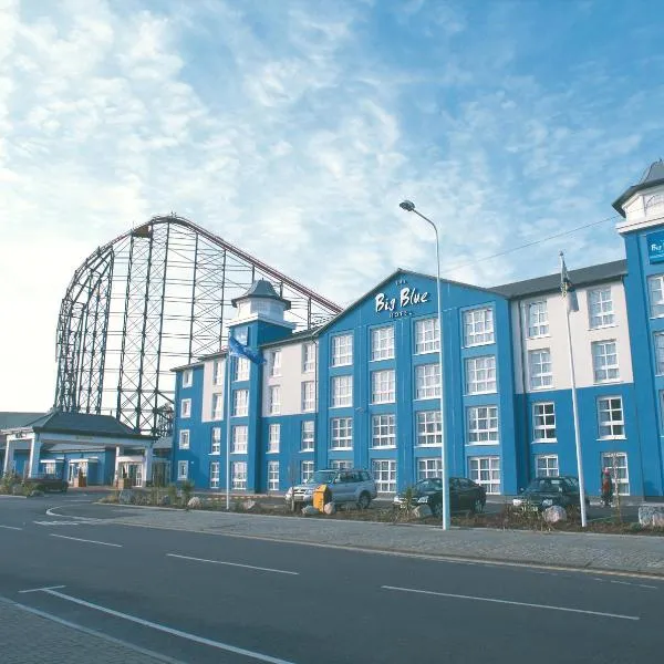 大蓝酒店 - 黑池游乐海滩（Blackpool Pleasure Beach），位于布莱克浦的酒店
