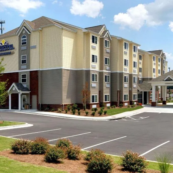 Microtel Inn & Suites by Wyndham Columbus Near Fort Moore，位于哥伦布的酒店