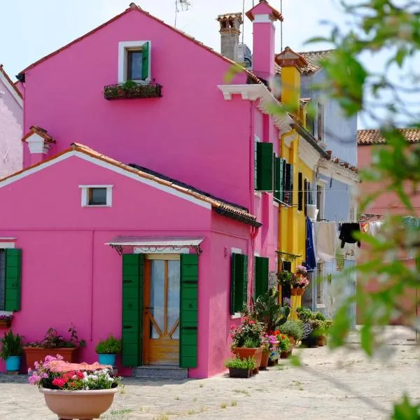 Night Galleria holiday home - bed & art in Burano - the pink house，位于布拉诺岛的酒店