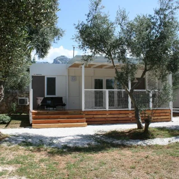 Mobile Homes Katinka, Starigrad Paklenica, Croatia，位于洛瓦尼斯卡的酒店