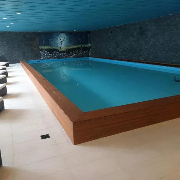 Holiday accommodation - swimming pool available，位于达沃斯的酒店