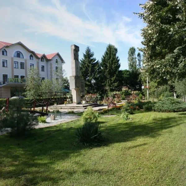 Hotel Helikon，位于Zastavnoye的酒店