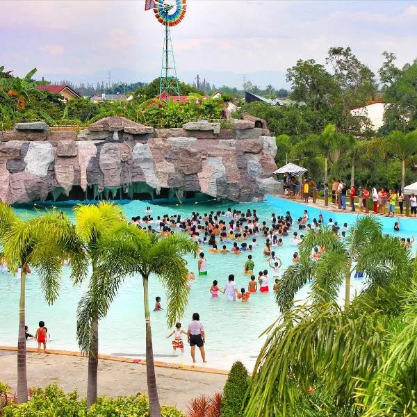 Klir Waterpark Resort and Hotels，位于Pulilan的酒店