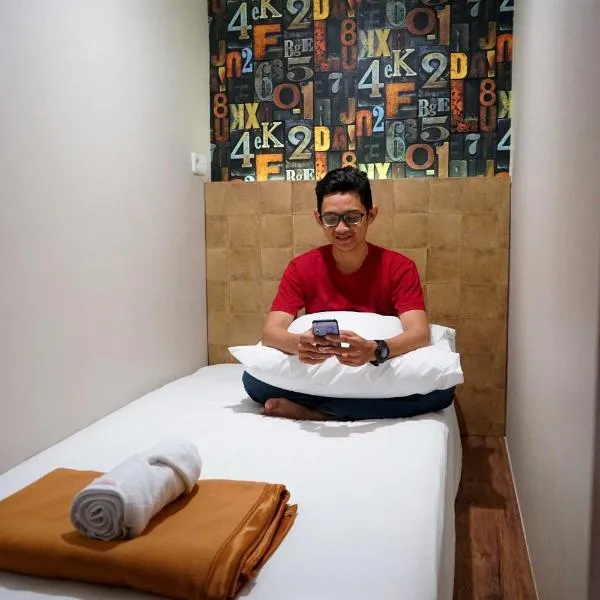 FixOn Capsule Hotel，位于巴图拉登的酒店